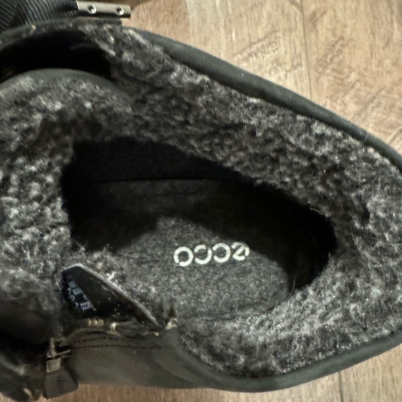 Ecco side zip and lace up front. Top inside is a furry texture. - Picture 8 of 8